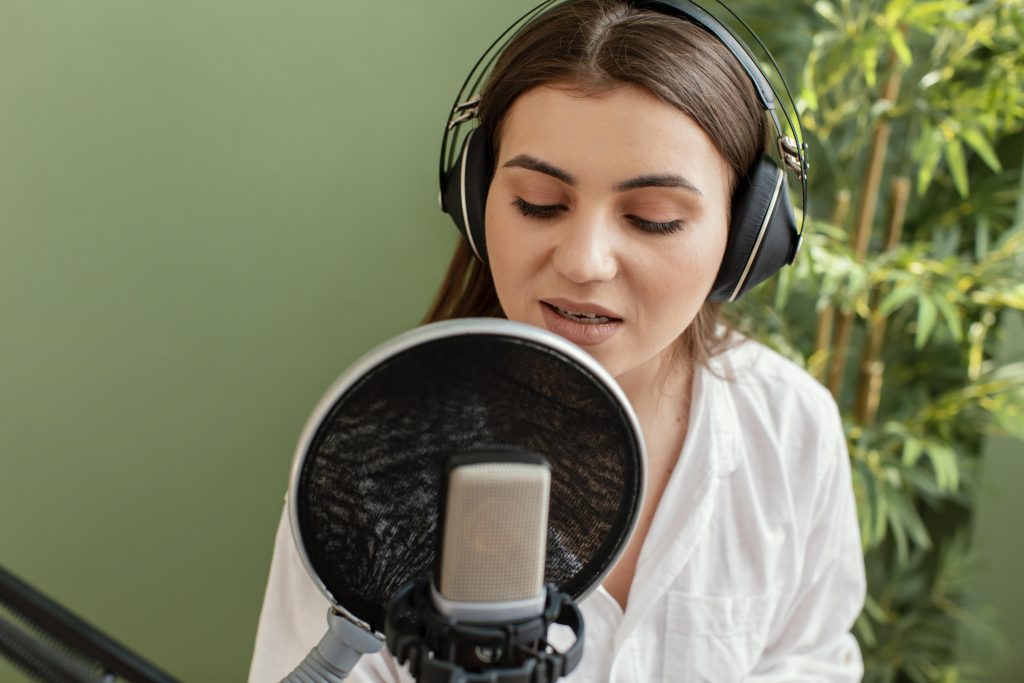 Czym różni się dubbing, voice-over i klasyczne nagranie lektorskie?